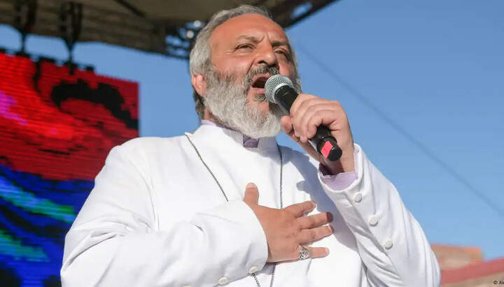 Archbishop Bagrat Galstanyan speaking at an opposition rally. Photo: Alexander Patrin/ITAR-TASS/IMAGO