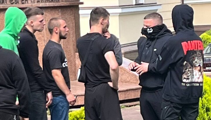 Боевики ПЦУ получают указания от куратора на территории собора УПЦ. Фото: СПЖ