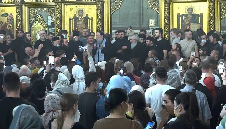 Parishioners of the UOC after reclaiming the cathedral in Chernivtsi from the OCU invaders. Photo: UOJ
