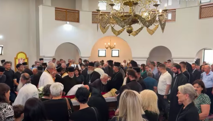 Відспівування митрополита Аргирокастрського Димитрія. Фото: скріншот трансляції Radio Ngjallja в YouTube