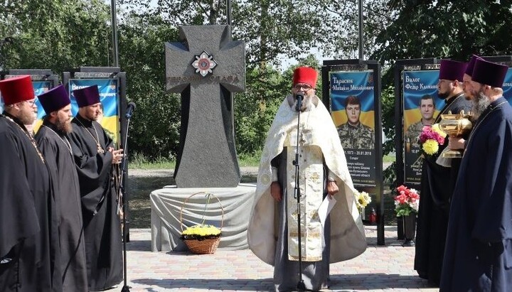 Освячення Алеї Героїв у Кегичівці. Фото: Харківська єпархія УПЦ