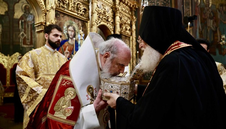 Romanian Patriarch Daniel venerating the Honorable Head of Saint John Chrysostom, brought from Mount Athos. Photo: orthodoxianewsagency