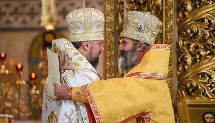 Serhiy Dumenko (left) embracing a citizen of the aggressor state. Photo: OCU