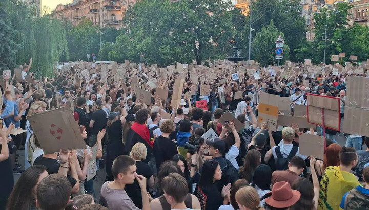 Μαχαίρι στην πλάτη του Ζελένσκι από την Ουκρανική Ελληνοκαθολική Εκκλησία (ΟυΓΚΕ) και την Ορθόδοξη Εκκλησία της Ουκρανίας (ΟΕΟ).