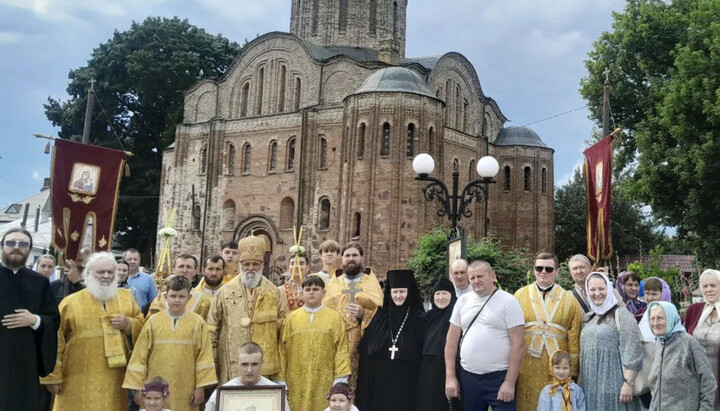 Metropolitan Vissarion with clergy and parishioners. Photo: pravlife.info