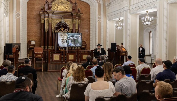 Asman's speech. Photo: Asman's Facebook