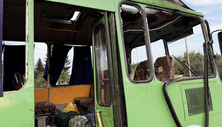 Російські військові вдарили по автобусу з цивільними в районі Юнаківської громади. Фото: Сумська ОВА