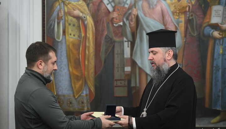 Dumenko presenting an order to Haidai. Photo: OCU