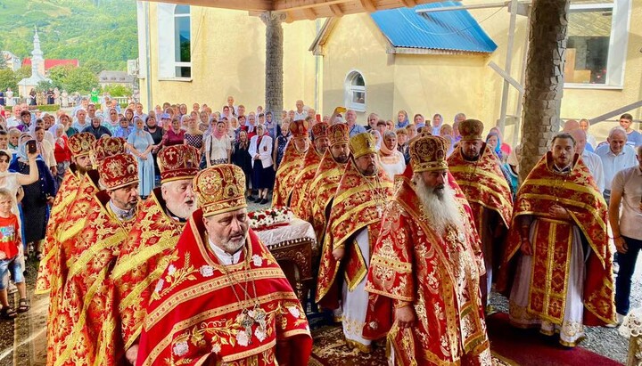 Αγιασμός του θρόνου στο παρεκκλήσι του Αγίου Παντελεήμονα στον Ιερό Ναό Αγίων Πέτρου και Παύλου στο Μεζιγκόριε. Φωτογραφία: γραφείο τύπου της Επισκοπής Χουστ.