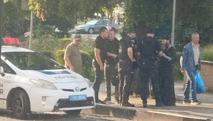 У центрі Чернівців представники поліції та люди в камуфляжі зупинили православного священника. Фото: Перший козацький