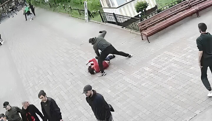 In Chernivtsi, a believer persuades a UOC priest to voluntarily join the OCU. Photo: UOJ