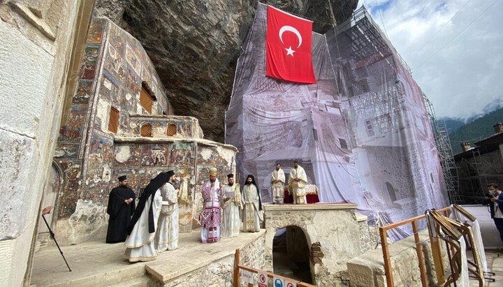 The Divine Liturgy at the Panagia Soumela Monastery in previous years, before the restrictions were imposed by the Turkish authorities. Photo: Orthodoxia News Agency