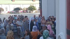 Στη Θεία Λειτουργία της Κοίμησης της Θεοτόκου της ΠЦУ στη Λαύρα, οι ενορίτες μεταφέρθηκαν με 6 λεωφορεία