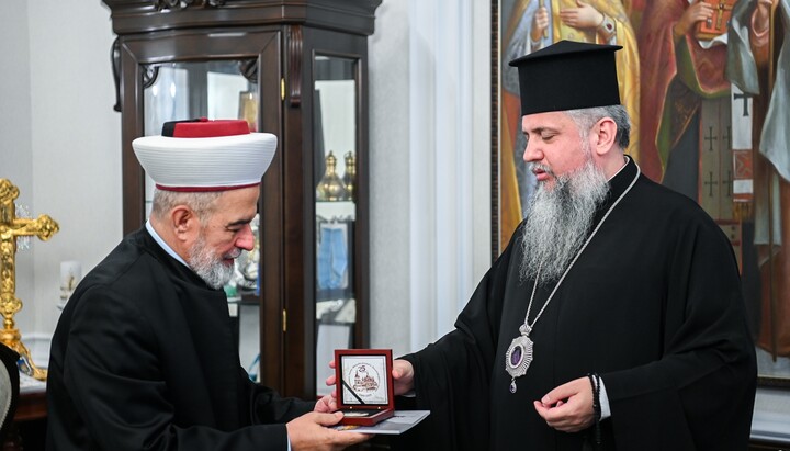 Ο Ντουμένκο απονέμει στον μουφτή αναμνηστικό της OCU. Φωτογραφία: OCU