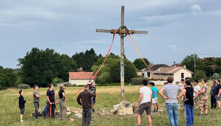 Молоді французи відновлюють хрест. Фото: Матьє Раффре