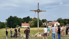 У Франції католицька молодь відновлює християнські святині