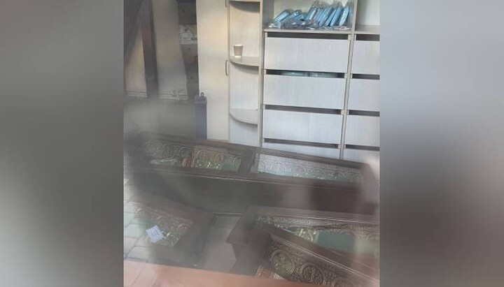 Reliquaries with the relics of the Venerable Fathers of the Caves dumped by reserve staff. Photo: Telegram channel “Odihitria”