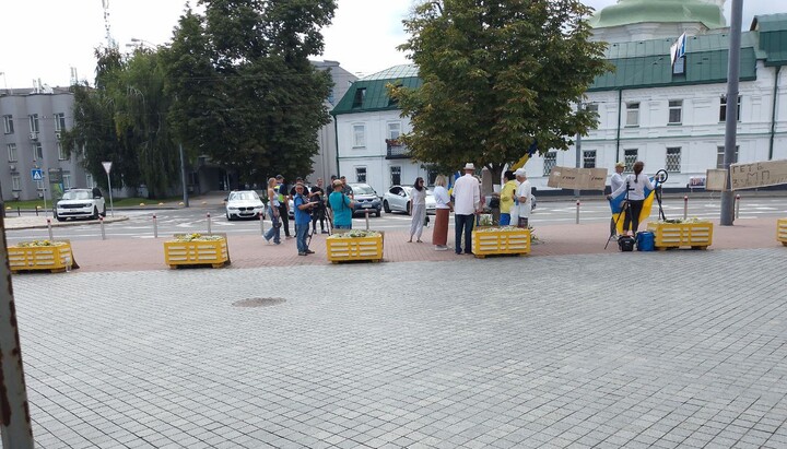 A small group of activists hung anti-church posters in front of the Kyiv-Pechersk Lavra. Photo: Fortress Lavra