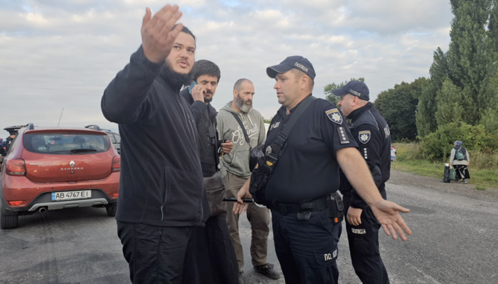 Полиция блокирует крестный ход в Почаев. Фото: ютуб-канал «Дети милосердия»