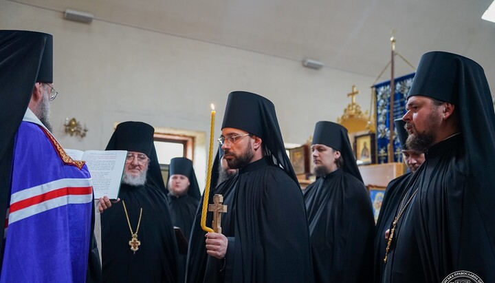 Ο Αρχιεπίσκοπος Μπελογκορόντσκι Σιλβέστρ τέλεσε τη μοναχική κουρά ενός συνεργάτη της ΚΔΑ. Φωτογραφία: ΚΔΑιΣ