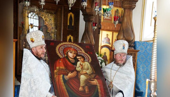 Священники з образом ікони Божої Матері в Святогірській Лаврі. Фото: офіційний сайт обителі.