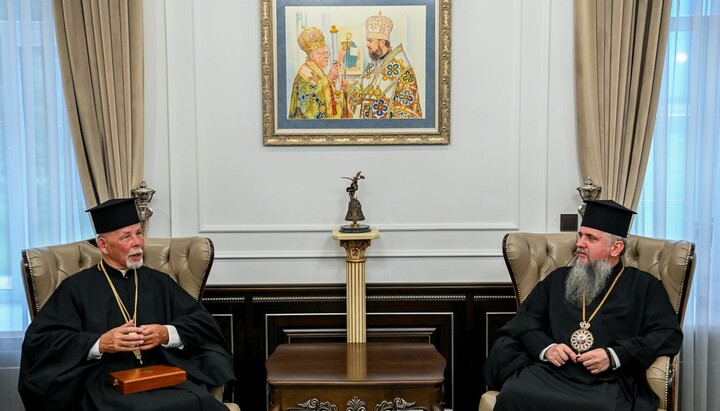 Head of the OCU Epifaniy Dumenko with the Exarch of the Ecumenical Patriarch in Lithuania, Hieromonk Justin (Kiviloo). Photo: OCU Press Service