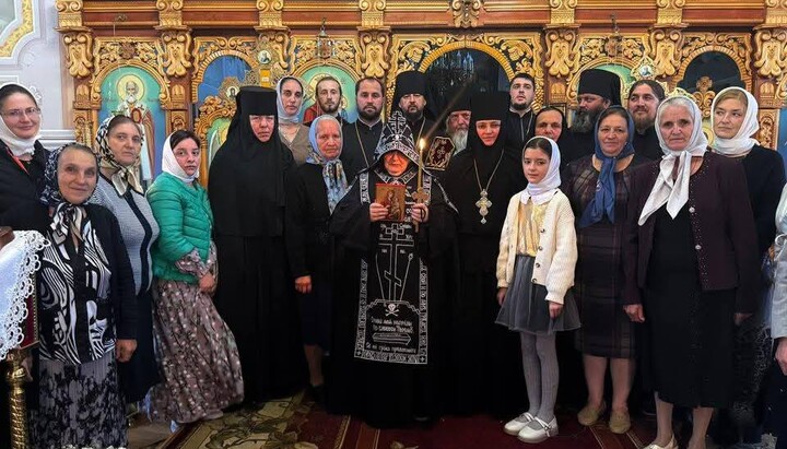 Схимонахиня Ніна з сестрами та вірянами після постригу в Іоанно-Богословському монастирі. Фото: uoc-news