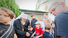 Met Onuphry distributes “backpacks of mercy” to children for new school year