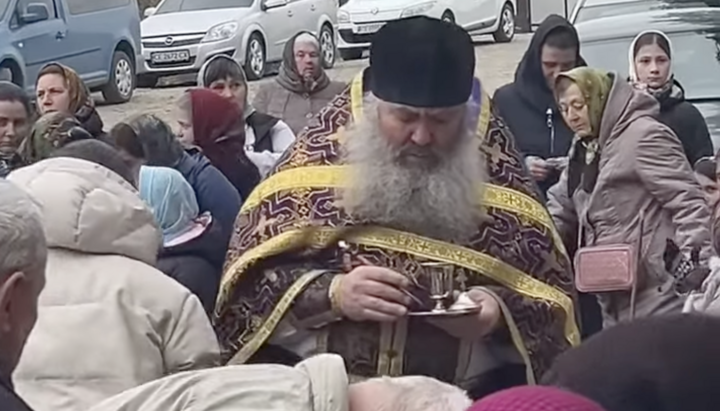 Протоієрей Миколай Губка після того, як ПЦУ відібрала його храм у Малятинцях. Фото: СПЖ
