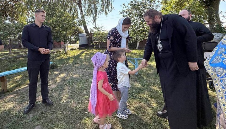 The bishop meeting with young parishioners. Photo: Rivne Eparchy press service