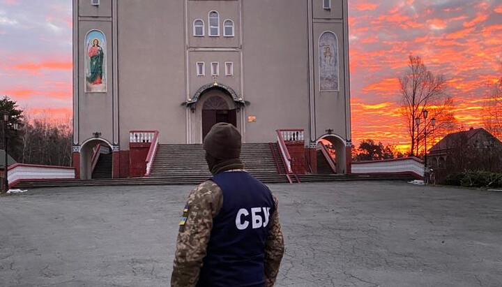 Співробітник СБУ прийшов до храму на обшук. Фото: СБУ