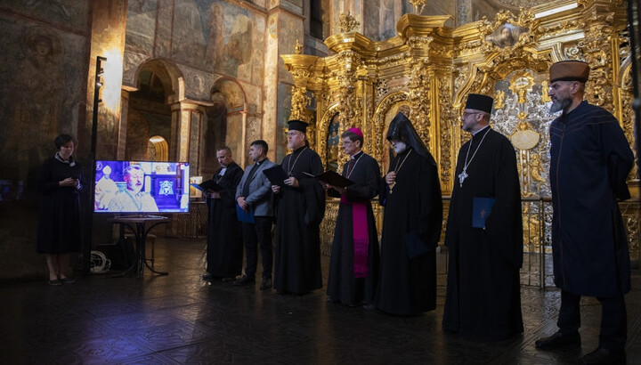 Молитовники в Софії Київській. Фото: сайт ВРЦіРО