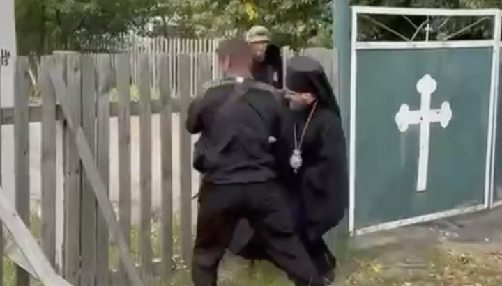У Потіївці «архієпископ» ПЦУ особисто очолив захоплення храму УПЦ