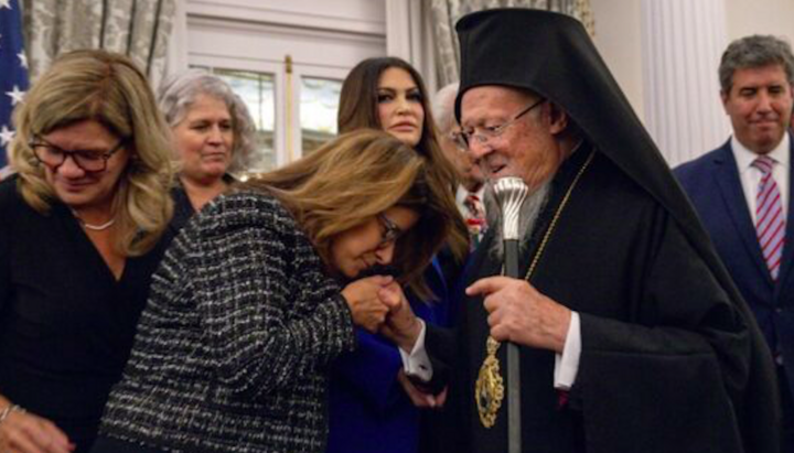 Εκπρόσωποι του Υπουργείου Εξωτερικών στη συνάντηση με τον Πατριάρχη Βαρθολομαίο. Φωτογραφία: Orthodox Times