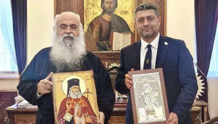 Αρχιεπίσκοπος Γεώργιος και Σεργκέι Νεζίνσκι. Φωτογραφία: ιστοσελίδα της πρεσβείας στην Κύπρο
