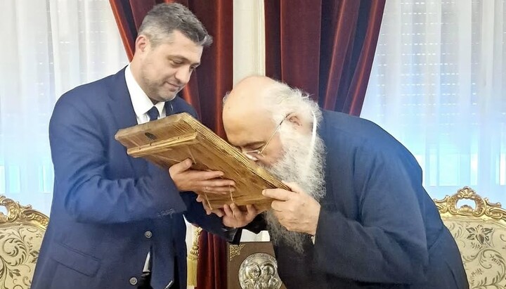 Ніжинський дарує архієпископу Кіпру ікону свт. Луки Войно-Ясенецького. Фото: сайт посольства на Кіпрі