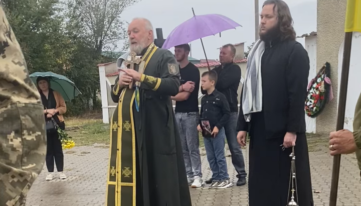 Κληρικοί της ΠЦУ στην κηδεία του πολεμιστή των Ενόπλων Δυνάμεων της Ουκρανίας στο χωριό Νοβοσελόβκα της περιοχής της Οδησσού. Φωτογραφία: Στιγμιότυπο από βίντεο στο Facebook