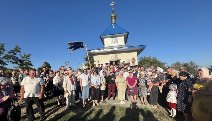 Верующие УПЦ возле часовни в с. Кошаро-Александровка. Фото: Кировоградская епархия