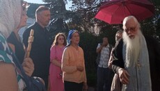 Believers urge to join prayer standing near Kyiv Lavra