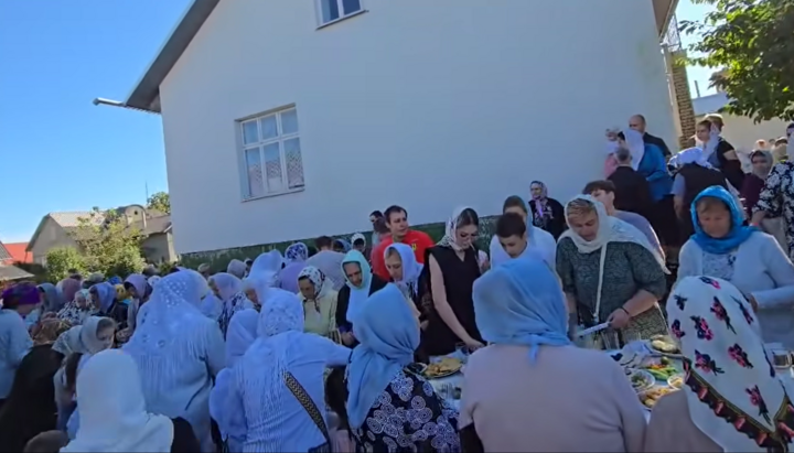 Believers of the UOC parish of the Nativity of the Most Holy Theotokos in the city of Zastavna near the house church. Photo: a screenshot from the Facebook video of the faithful of the Chernivtsi-Bukovina Eparchy