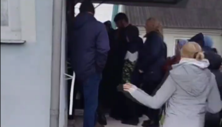 Захоплення храму Різдва Пресвятої Богородиці УПЦ в селі Міньківці. Фото: Скриншот відео Дозор