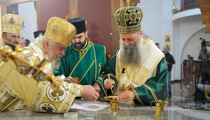 Патріарх Сербський Порфирій здійснює освячення престолу храму святих Кирила і Мефодія в Мариборі (Словенія). Фото: orthodoxianewsagency.gr