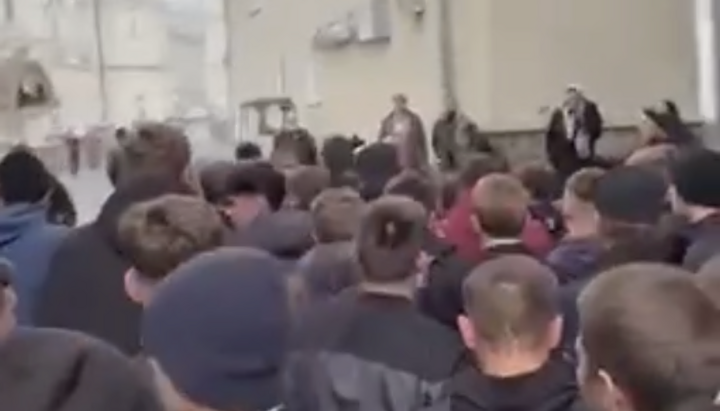 In Pochaiv, seminarians push back the attackers. Photo: UOJ