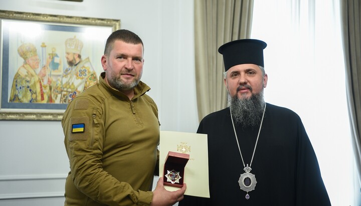 Маркушин (зліва) отримав орден від Думенка за "переводи" храмів УПЦ. Фото: ПЦУ