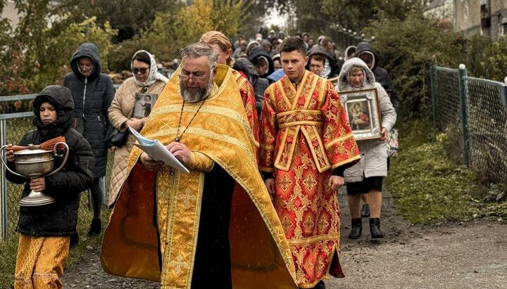 Λιτανεία της ενορίας Υψώσεως του Τιμίου Σταυρού της Ουκρανικής Ορθόδοξης Εκκλησίας του χωριού Κότοβ. Φωτογραφία: Επισκοπή Ρόβενσκας