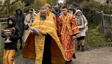 Γύρω από το χωριό Κотов, οι πιστοί της Ουκρανικής Ορθόδοξης Εκκλησίας πραγματοποίησαν λιτανεία με προσευχή για την ειρήνη.
