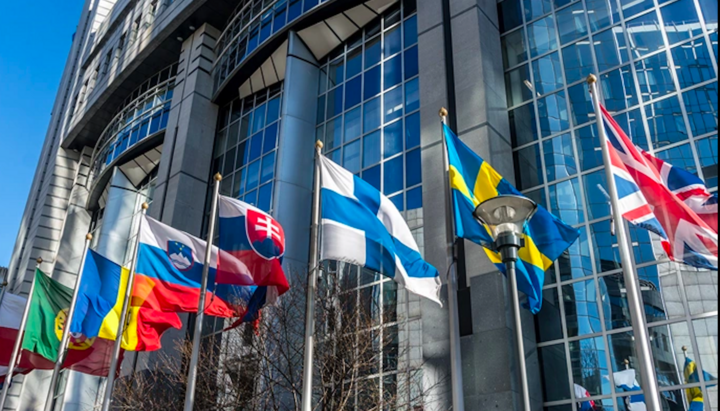 Європейські національні прапори перед будівлею Європейського парламенту в Брюсселі, Бельгія. Фото: Getty Images