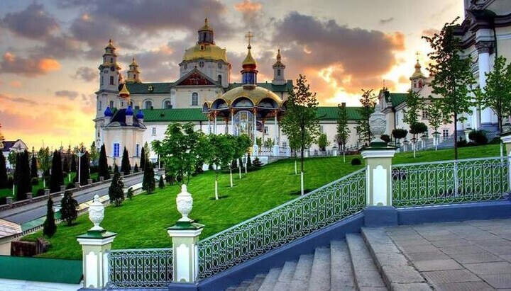 Свято-Успенська Почаївська лавра на заході сонця, Тернопільська область. Фото: zaxid.net