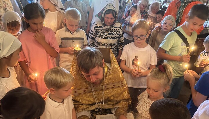 Archpriest Dionysiy Denysenko with parishioners. Photo: Facebook of the Panteleimon Church of the UOC in Vyshhorod
