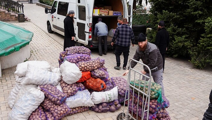 З Волині доставили до Святогірської лаври продукти. Фото: пресслужба обителі